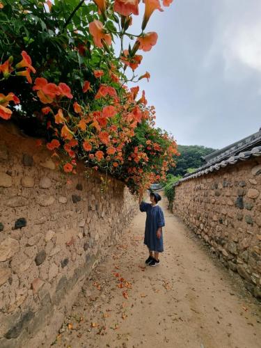 [특선]손정민 - 할머니와 꽃(남평문씨세거지)