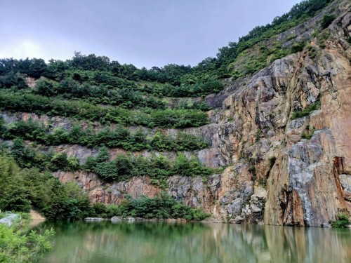 동상-녹음이 짙은 채석장-이지완